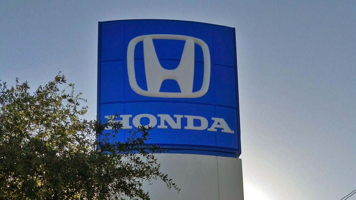 Howdy Honda sign installation in Austin, Texas